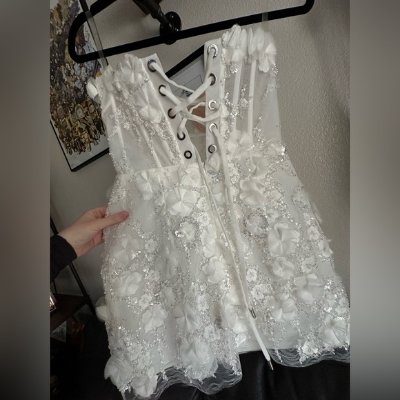 Chic Strapless White Floral Dress - Picture 9 of 16